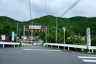 県道から白瀧神社への入口