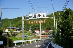 県道から神社へ入るゲート