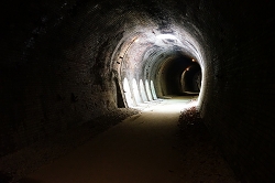 第六号トンネル内の横穴と排煙口