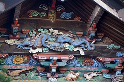 本殿右壁面の「つなぎの龍」