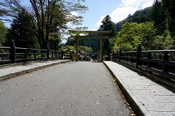 大芦川に架かる参道の橋