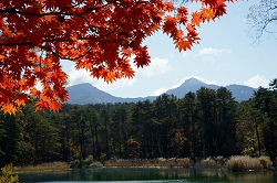 るり沼と磐梯山と紅葉