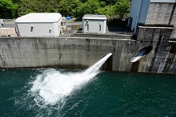 発電所と利水放流口