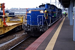 牽引DD51型ディーゼル機関車入線