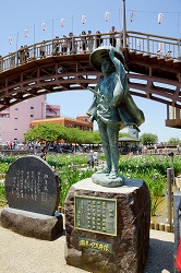 潮来の伊太郎像と潮来笠記念碑