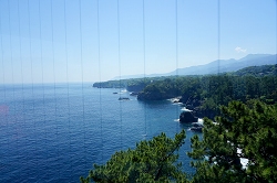 灯台展望台から見た城ヶ崎海岸線