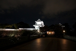 ライトアップされた金沢城石川門