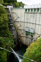 吊り橋から見たダム堤体