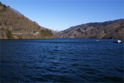ダム湖と遠方の男体山 