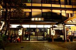 夜の奈良屋玄関
