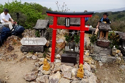 山頂の雷神岳神社小鳥居