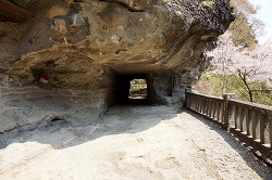 観音堂へ向う岩のトンネル