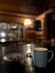 夜のカフェでコーヒータイム