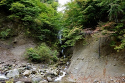 日光沢温泉前の滝