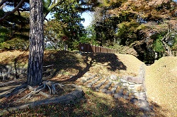 西櫓台の石垣と石段