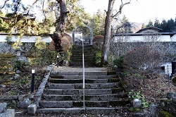 長谷寺参道階段と石造アーチ型山門