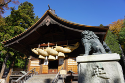神楽殿と青銅製狛犬