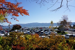 駐車場と諏訪湖