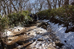雪が凍結して危険な登山道