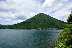 中禅寺湖越に見る男体山