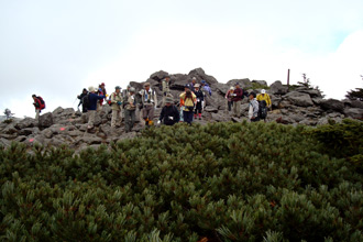登山者で賑わう梵天岩