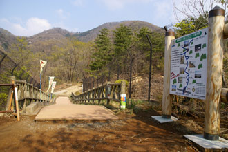 登山口への歩道橋