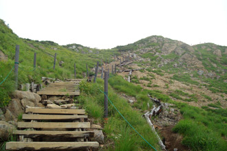 小至仏山への長い階段