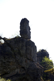 モアイ像に似たゆるぎ岩