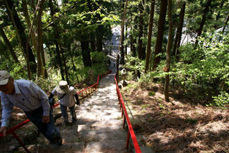 中之岳神社からの階段