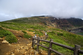 雲で隠れ始めた熊野岳