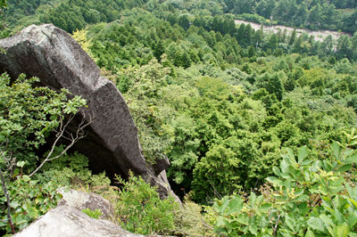 覗岩の崖下