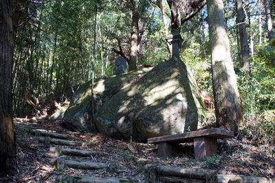 階段中間地点の岩と石像