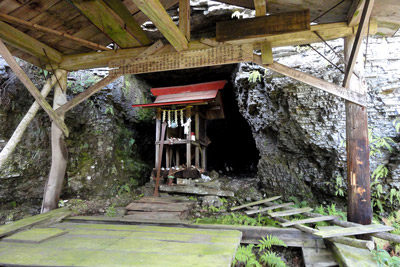 岩の下にある桧沢神社