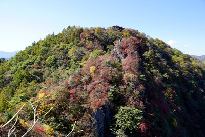 紅葉の始まった隣の岩峰