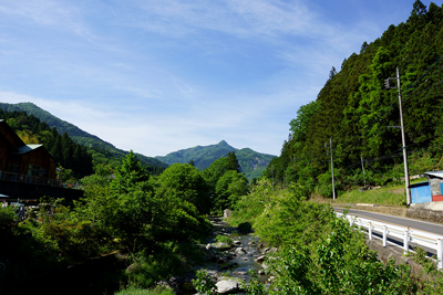 青倉川と西上州のマッターホルンと呼ばれる小沢岳