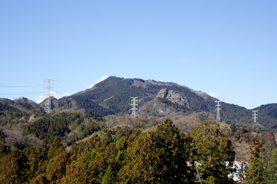 道の駅近くから見た大桁山と鍬柄岳（山頂右下の岩）