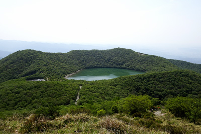 アンテナ付近から見える長七郎山と赤城小沼