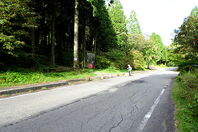 登山口前の道路