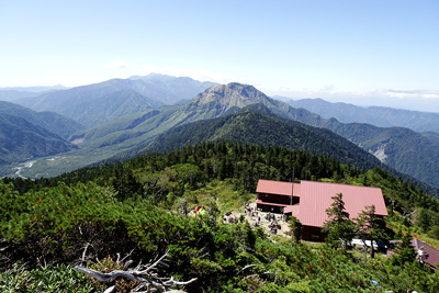 西穂山荘と焼岳、左が乗鞍岳