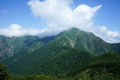 天神峠展望台から見た谷川岳山頂も雲の中