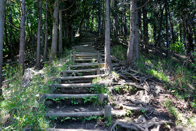 吾妻山山頂へ登り返しの階段