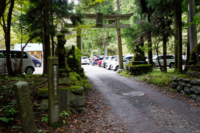 武甲山御嶽神社一之鳥居と駐車場