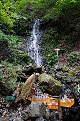 不動滝と山頂への水運び上げ用ペットボトル